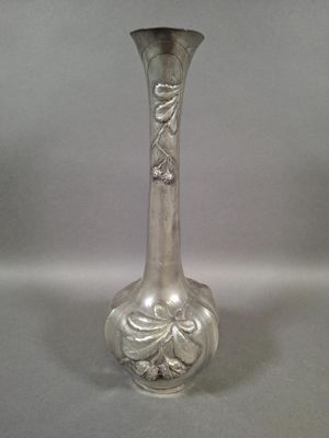 un vase en argent posé sur une table