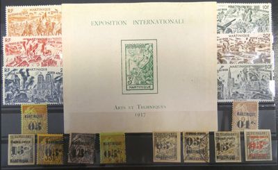 une photo d'une collection de timbres exposée dans une vitrine