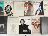 beaucoup de livres sur la table
