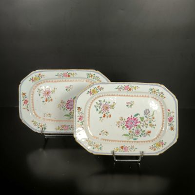 deux assiettes ornées de motifs floraux, posées sur une surface noire