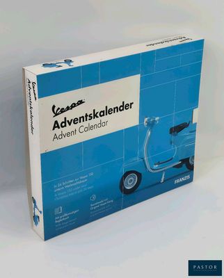 une image représentant un scooter bleu se trouve dans une boîte posée sur une surface blanche