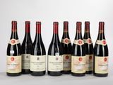 six bouteilles de vin alignées sur une table