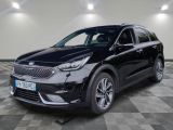 une voiture noire garée dans un garage au sol en damier