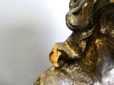 un gros plan sur une statue représentant un homme avec une tête de chèvre sur le dos