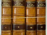 six vieux livres sont alignés sur une table