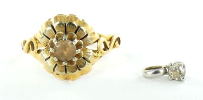 une image représentant une bague en or et une bague en diamant posées sur une surface blanche