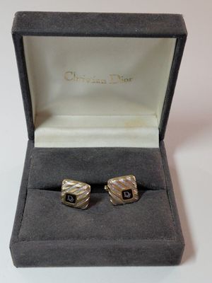 paire de boutons de manchette en argent à rayures noires et blanches, présentée dans un coffret cadeau