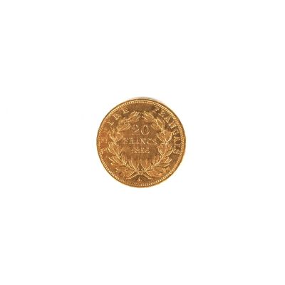 gros plan d'une pièce d'or sur fond blanc