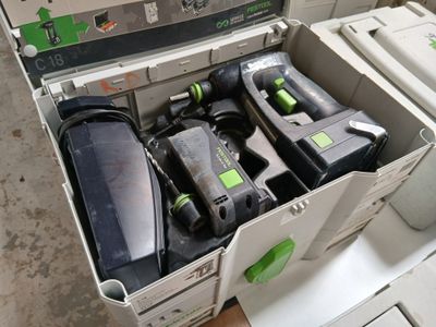une boîte remplie d'outils posée sur une table