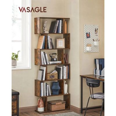 une bibliothèque en bois remplie de nombreux livres, près d'une fenêtre