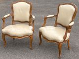 paire de fauteuils de style Louis XV à accoudoirs rembourrés