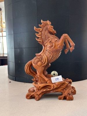 une statue représentant un cheval avec un crâne sur le dos