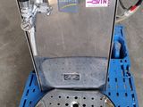 a machine that is sitting on top of a blue pallet