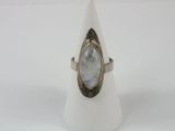 un gros plan d'une bague avec une pierre au centre