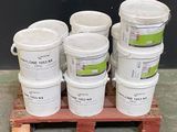plusieurs seaux de peinture posés sur une palette, sur fond noir