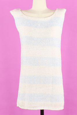 un haut en tricot blanc sur un mannequin, un mannequin, un mannequin, un mannequin, un mannequin, un mannequin, un mannequin, un mannequin, un mann