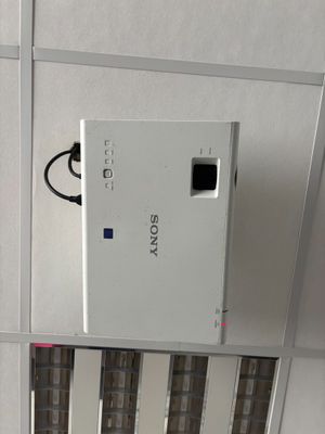 un boîtier blanc fixé au plafond
