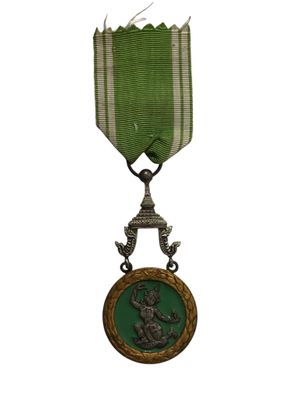 l'image d'une médaille ornée d'un ruban vert sur fond blanc