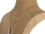 gros plan d'un mannequin portant un collier