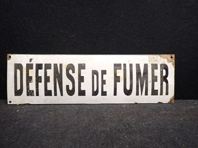 un panneau sur lequel est écrit « interdiction de fumer »