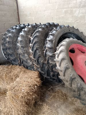 un pneu de tracteur posé sur du foin