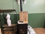 un petit poêle à bois dans un coin de la pièce