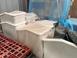 de nombreux cartons et bacs posés par terre