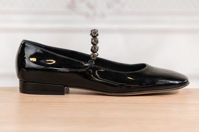 chaussures en cuir noir pour femme, avec une chaîne au talon