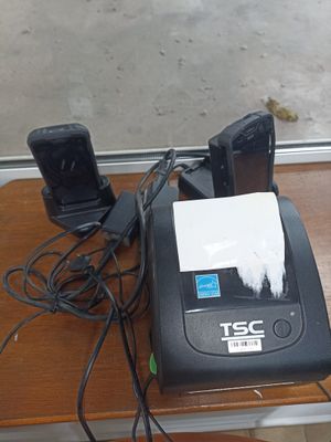 un téléphone portable et une imprimante posés sur un bureau