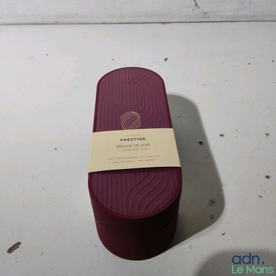 une boîte violette avec une étiquette, posée sur une table