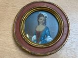 une photo d'une photo représentant une femme en robe bleue
