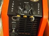 une boîte orange contenant deux jauges