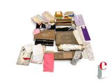 un tas d'objets divers posés sur une surface blanche