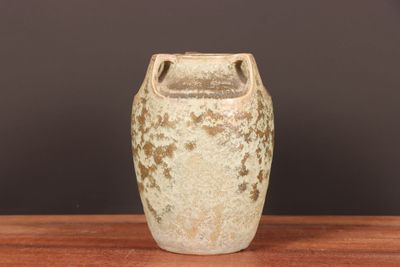 un vase posé sur une table en bois
