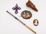 un assortiment d'objets comprenant un stylo, une croix et d'autres objets