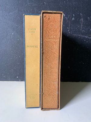 deux livres posés l'un à côté de l'autre sur une table