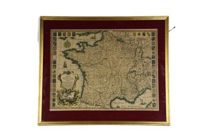une vieille carte de la France dans un cadre doré sur fond blanc