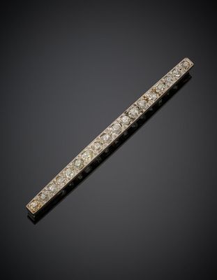 une broche en forme de barre de diamants sur fond noir