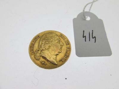 gros plan d'une pièce de monnaie portant une étiquette de prix