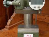 une machine posée sur une table en bois
