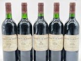 six bouteilles de vin sont alignées sur une surface blanche