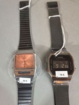 deux montres assises l'une à côté de l'autre sur une table