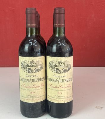 trois bouteilles de vin sont posées sur un comptoir devant un mur rouge