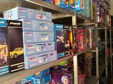 de nombreuses boîtes de jouets sur les étagères du magasin