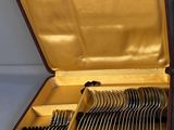 une mallette marron contenant des couverts, posée sur une table