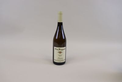 une bouteille de vin posée sur une table