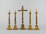 trois chandeliers en or surmontés d'une croix