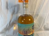 une bouteille de rhum devant un fond blanc