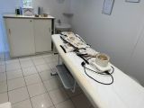 une table sur laquelle se trouve une tasse de café, dans une pièce