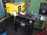 une machine posée sur une table dans une pièce